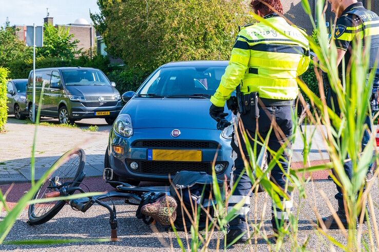 Een automobilist gaf geen voorrang aan een fietsster op de Merwedelaan. - Foto: Peter Denekamp