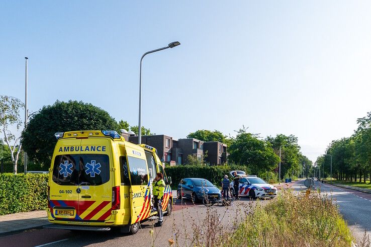 Fietsster met spoed naar ziekenhuis na aanrijding in Aa-landen - Foto: Peter Denekamp