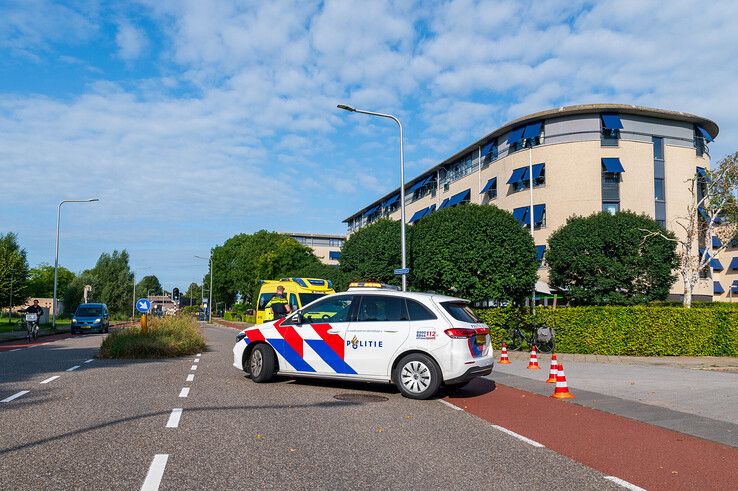 Fietsster met spoed naar ziekenhuis na aanrijding in Aa-landen - Foto: Peter Denekamp