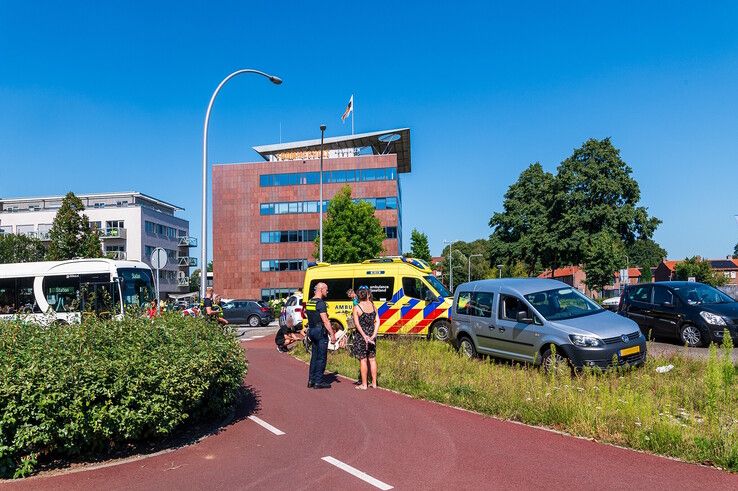 Een fietsster werd aangereden op de rotonde. - Foto: Peter Denekamp