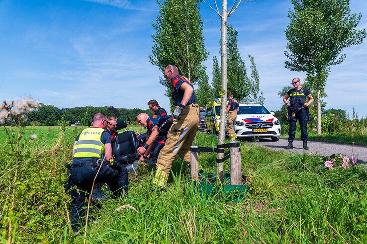 Opnieuw belandt oudere met scootmobiel in sloot langs Schellerenkweg - Foto: Peter Denekamp