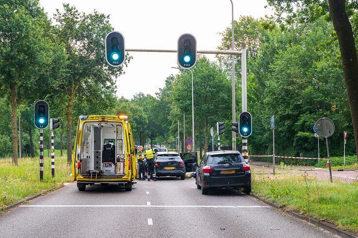 Gewonde bij kop-staartbotsing op Zwartewaterallee - Foto: Peter Denekamp