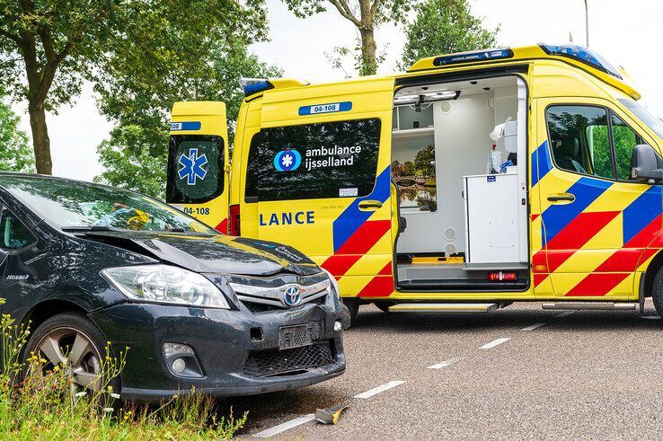 Gewonde bij kop-staartbotsing op Zwartewaterallee - Foto: Peter Denekamp