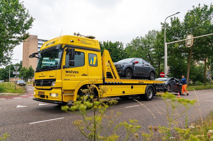 Gewonde bij kop-staartbotsing op Zwartewaterallee - Foto: Peter Denekamp