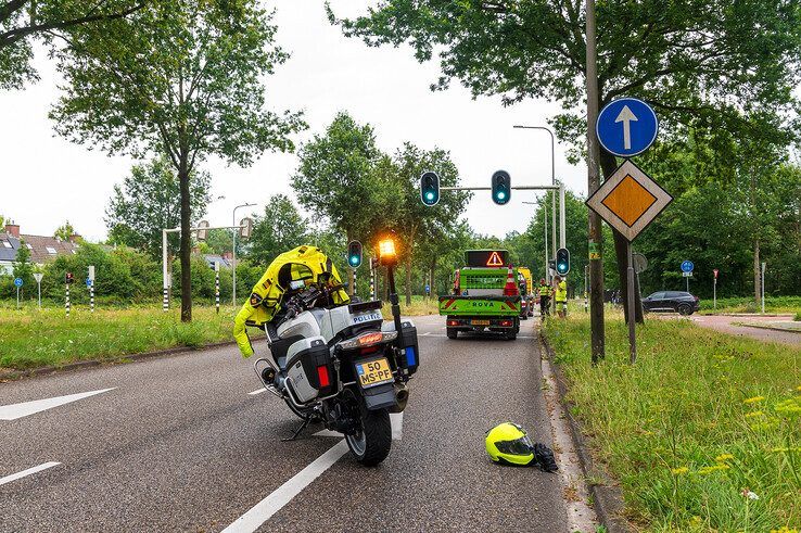 Gewonde bij kop-staartbotsing op Zwartewaterallee - Foto: Peter Denekamp