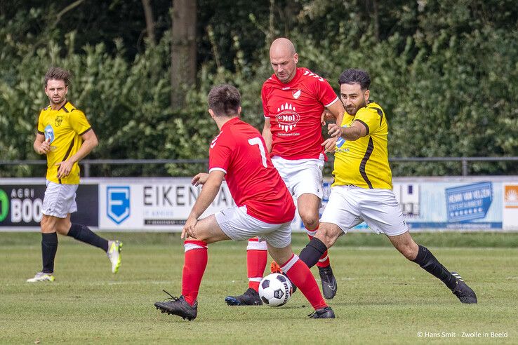 In beeld: Wijthmen wint oefenwedstrijd vrij simpel van SV Zwolle - Foto: Hans Smit