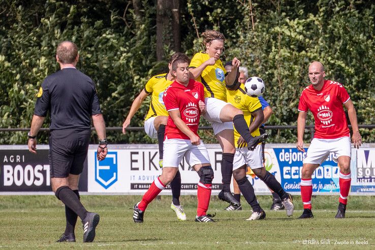 In beeld: Wijthmen wint oefenwedstrijd vrij simpel van SV Zwolle - Foto: Hans Smit