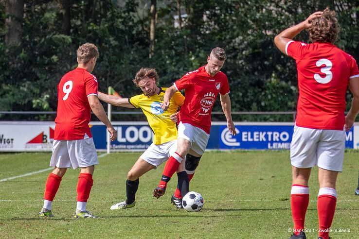 In beeld: Wijthmen wint oefenwedstrijd vrij simpel van SV Zwolle - Foto: Hans Smit