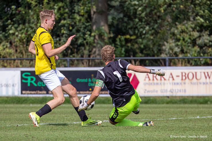 In beeld: Wijthmen wint oefenwedstrijd vrij simpel van SV Zwolle - Foto: Hans Smit