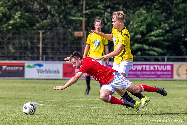 In beeld: Wijthmen wint oefenwedstrijd vrij simpel van SV Zwolle - Foto: Hans Smit