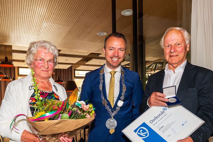 Jan Visser is onderscheiden met de zilveren legpenning van de gemeente Kampen. - Foto: Peter Denekamp