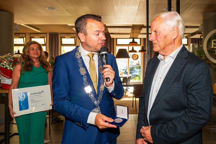 Jan Visser ontvangt zilveren legpenning van gemeente Kampen - Foto: Peter Denekamp