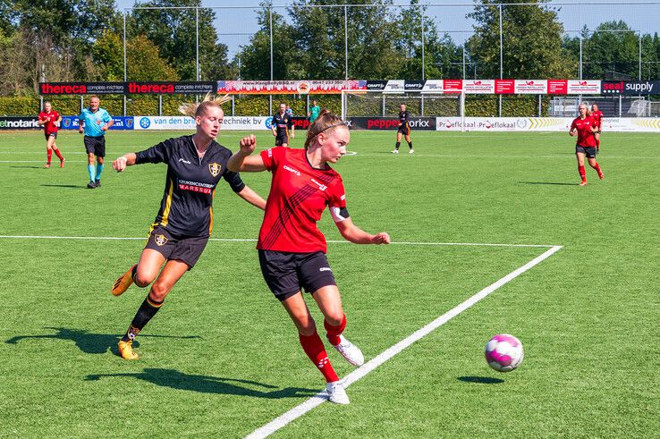 In beeld: Be Quick ’28 Vrouwen met speels gemak langs SC Stiens - Foto: Peter Denekamp