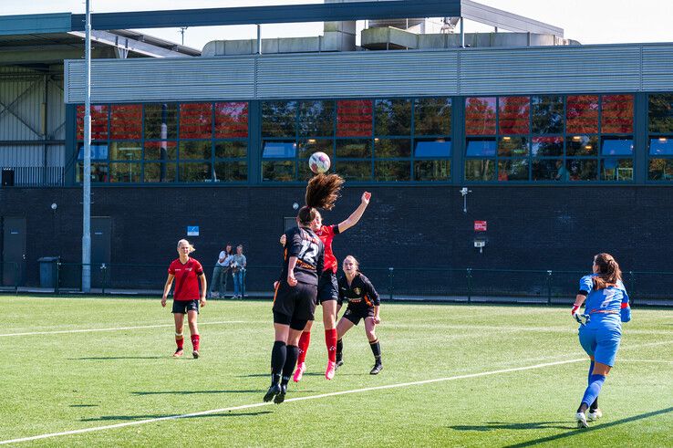 In beeld: Be Quick ’28 Vrouwen met speels gemak langs SC Stiens - Foto: Peter Denekamp