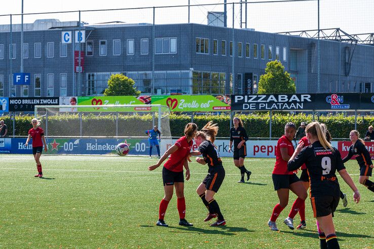 In beeld: Be Quick ’28 Vrouwen met speels gemak langs SC Stiens - Foto: Peter Denekamp