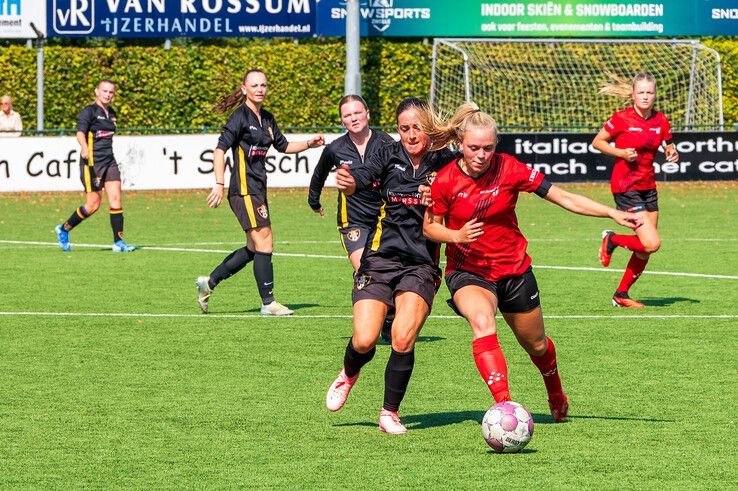 In beeld: Be Quick ’28 Vrouwen met speels gemak langs SC Stiens - Foto: Peter Denekamp