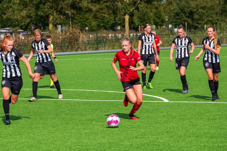 In beeld: Be Quick Vrouwen verslaat Sint Annaparochie in bekertoernooi - Foto: Peter Denekamp