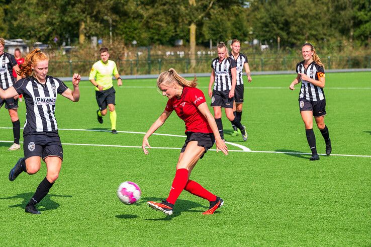 In beeld: Be Quick Vrouwen verslaat Sint Annaparochie in bekertoernooi - Foto: Peter Denekamp