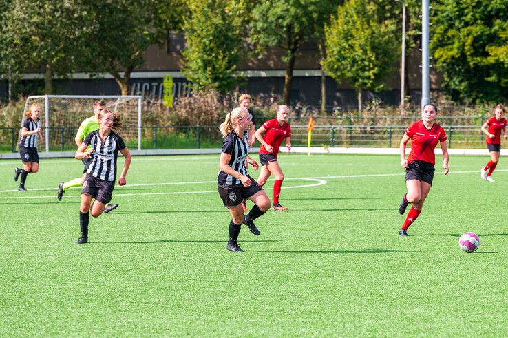 In beeld: Be Quick Vrouwen verslaat Sint Annaparochie in bekertoernooi - Foto: Peter Denekamp