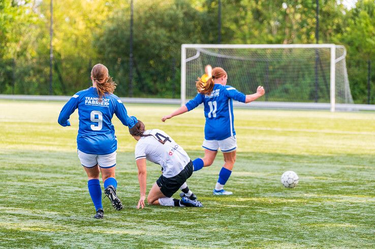 In beeld: Berkum Vrouwen heeft zware dobber aan De Zweef/DES - Foto: Peter Denekamp