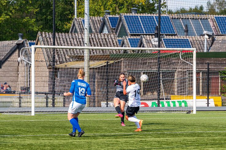 In beeld: Berkum Vrouwen heeft zware dobber aan De Zweef/DES - Foto: Peter Denekamp