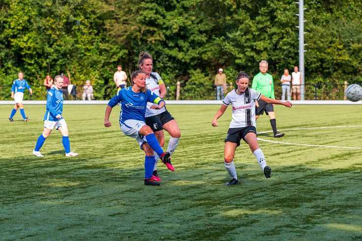 In beeld: Berkum Vrouwen heeft zware dobber aan De Zweef/DES - Foto: Peter Denekamp