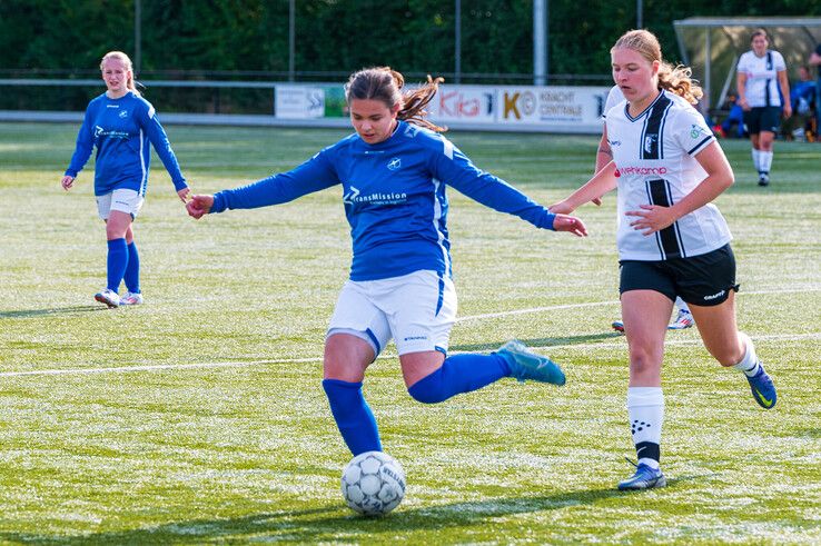 In beeld: Berkum Vrouwen heeft zware dobber aan De Zweef/DES - Foto: Peter Denekamp