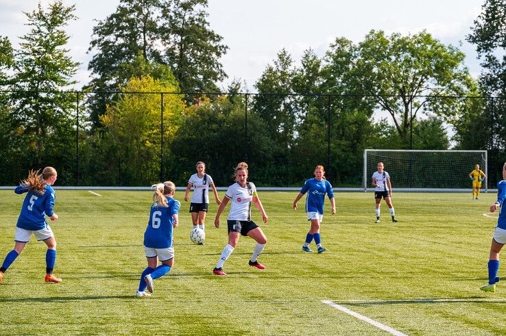 In beeld: Berkum Vrouwen heeft zware dobber aan De Zweef/DES - Foto: Peter Denekamp