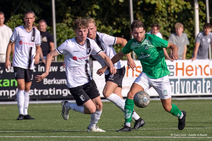 Na benauwde slotfase pakt Berkum drie punten tegen Heino - Foto: Hans Smit