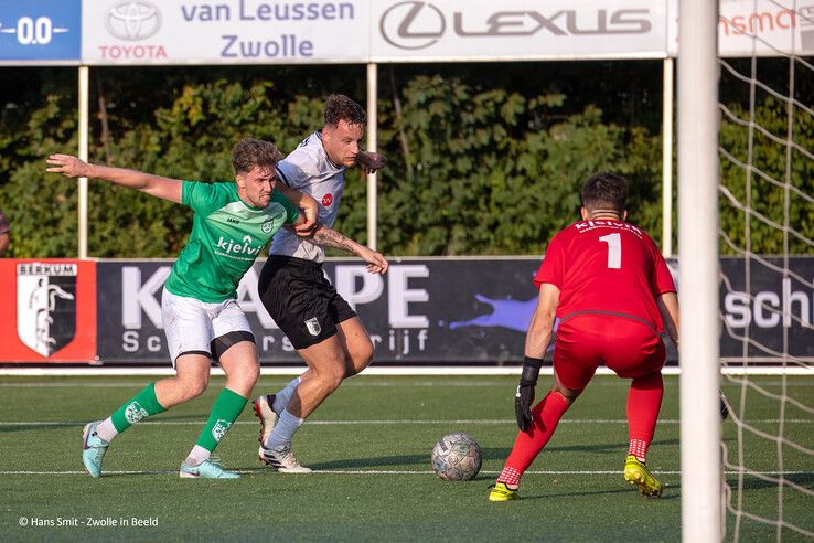 Na benauwde slotfase pakt Berkum drie punten tegen Heino - Foto: Hans Smit