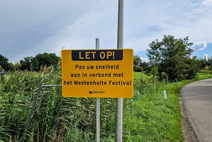 Het verdwenen bord van het Westenholte Festival. - Foto: Westenholte Festival