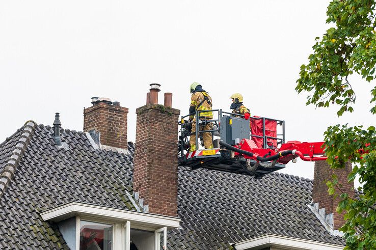 In beeld: Brandweer heeft grote moeite om bij schoorsteenbrand te komen in Zwolle - Foto: Peter Denekamp