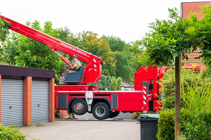 In beeld: Brandweer heeft grote moeite om bij schoorsteenbrand te komen in Zwolle - Foto: Peter Denekamp