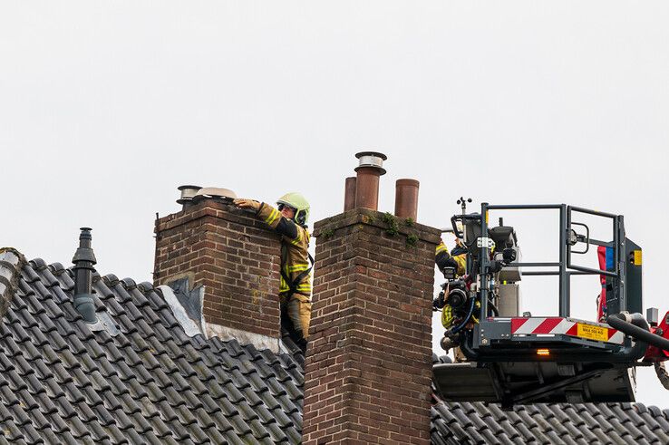 In beeld: Brandweer heeft grote moeite om bij schoorsteenbrand te komen in Zwolle - Foto: Peter Denekamp