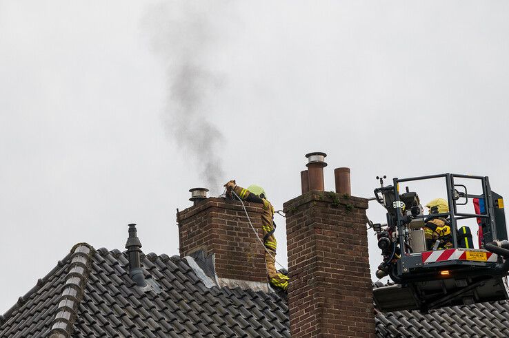 In beeld: Brandweer heeft grote moeite om bij schoorsteenbrand te komen in Zwolle - Foto: Peter Denekamp