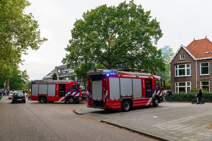 In beeld: Brandweer heeft grote moeite om bij schoorsteenbrand te komen in Zwolle - Foto: Peter Denekamp