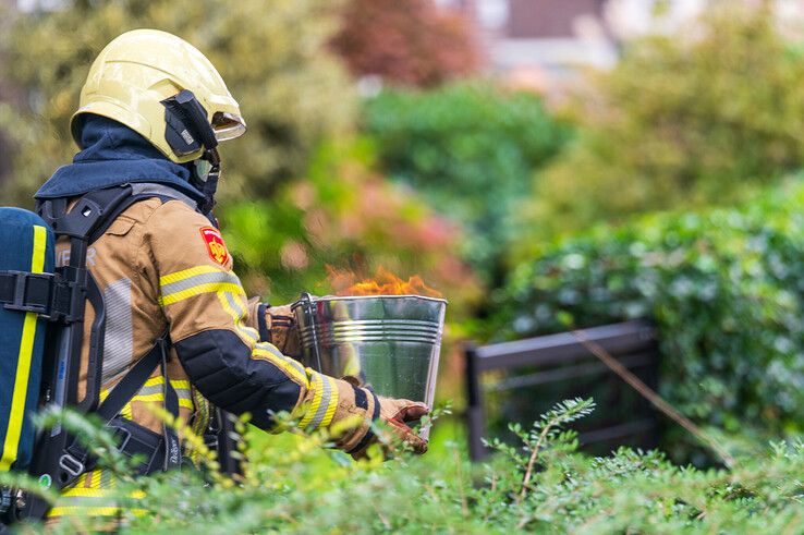 In beeld: Brandweer heeft grote moeite om bij schoorsteenbrand te komen in Zwolle - Foto: Peter Denekamp