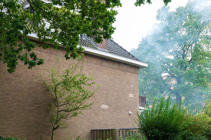 In beeld: Brandweer heeft grote moeite om bij schoorsteenbrand te komen in Zwolle - Foto: Peter Denekamp