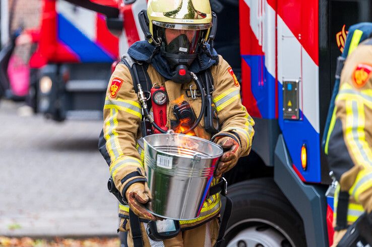 In beeld: Brandweer heeft grote moeite om bij schoorsteenbrand te komen in Zwolle - Foto: Peter Denekamp