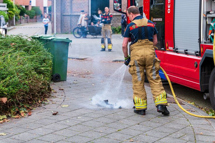 In beeld: Brandweer heeft grote moeite om bij schoorsteenbrand te komen in Zwolle - Foto: Peter Denekamp