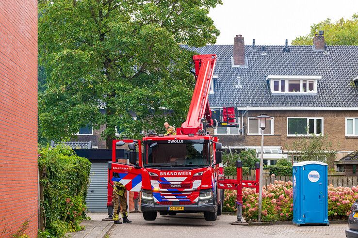 In beeld: Brandweer heeft grote moeite om bij schoorsteenbrand te komen in Zwolle - Foto: Peter Denekamp