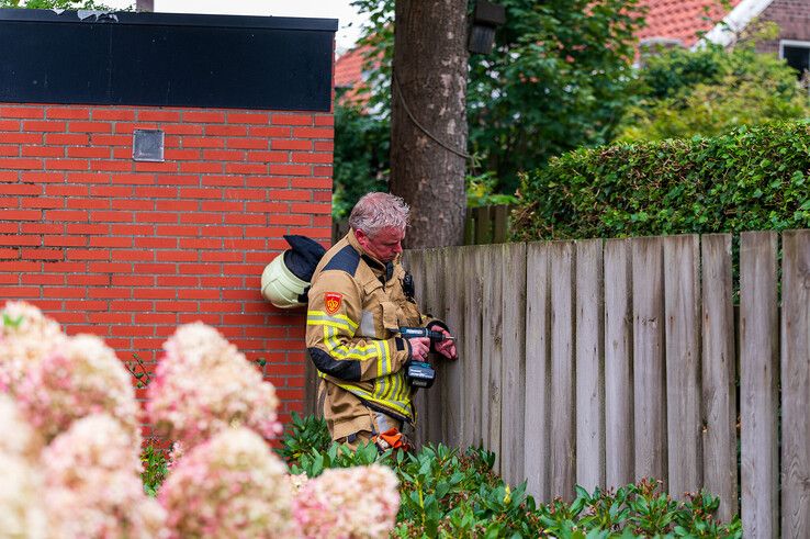 In beeld: Brandweer heeft grote moeite om bij schoorsteenbrand te komen in Zwolle - Foto: Peter Denekamp