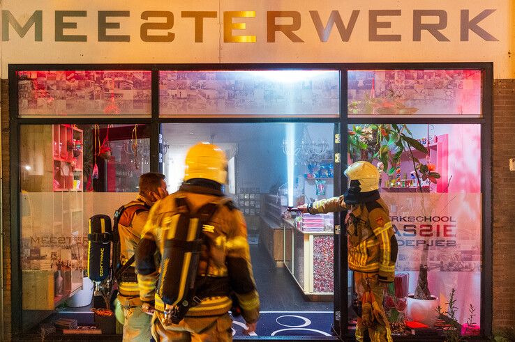 Door een foutje met het inbraakalarm vulde het pand zich met rook. - Foto: Peter Denekamp