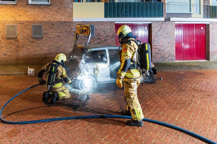 Opnieuw nachtelijke autobrand in Holtenbroek - Foto: Peter Denekamp