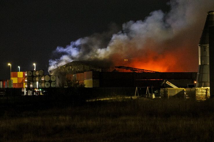 De loods stond dinsdagavond volledig in brand en wordt door de brandweer beschouwd als verloren. - Foto: Hardo Junte