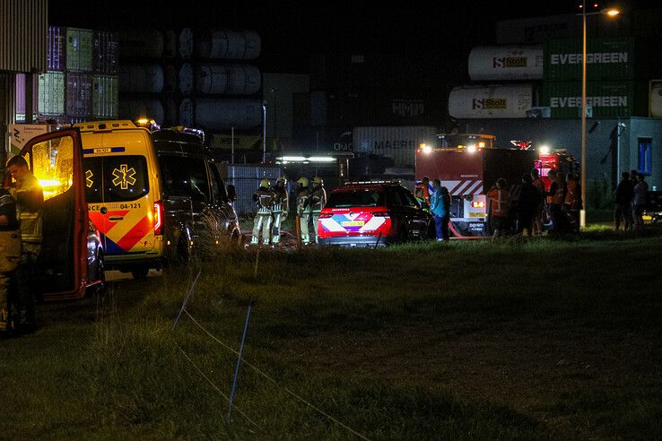 Grote brand in loods vol stro op industrieterrein in Kampen - Foto: Hardo Junte