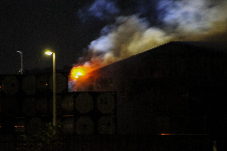 Grote brand in loods vol stro op industrieterrein in Kampen - Foto: Hardo Junte