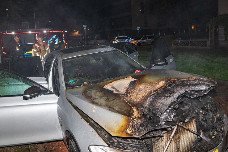 Geparkeerde auto in brand gestoken in Holtenbroek - Foto: Peter Denekamp