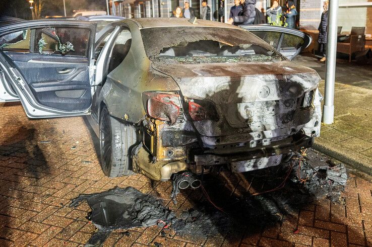 Geparkeerde auto in brand gestoken in Holtenbroek - Foto: Peter Denekamp