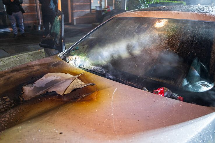 Geparkeerde auto in brand gestoken in Holtenbroek - Foto: Peter Denekamp